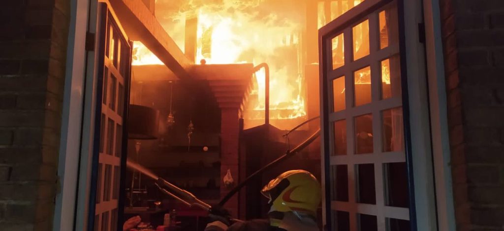 Marataízes Residência pega fogo e uma pessoa é salva pelos bombeiros